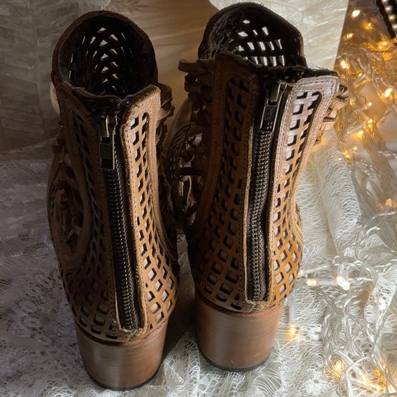 Freebird by Steven. Made in Mexico.  Leather sole.  Size 10.  Lattice pattern. - Picture 13 of 16